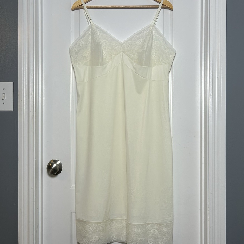 Vanity Fair Vintage 80s Made in USA Nylon Ivory Floral Lace V-Neck Slip Dress